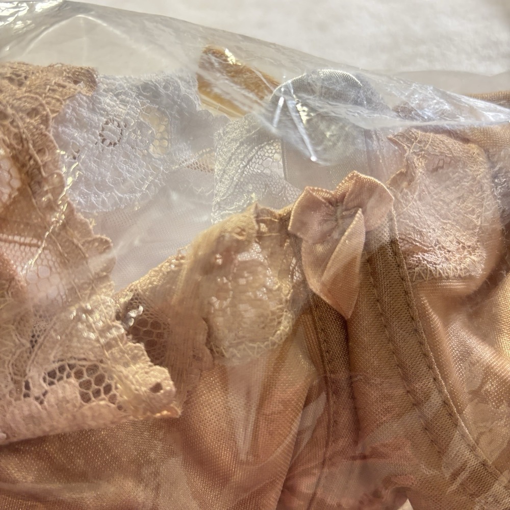 Hanes Bra Womens 42C Underwire 2 Pack White Nude H446‎ New Old Beautiful Support - Picture 2 of 10
